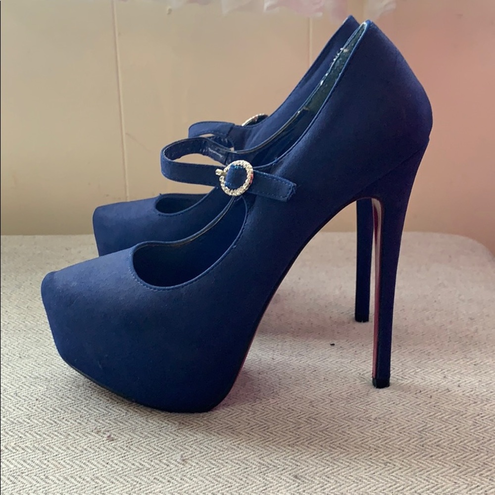 Heels - Picture 3 of 3